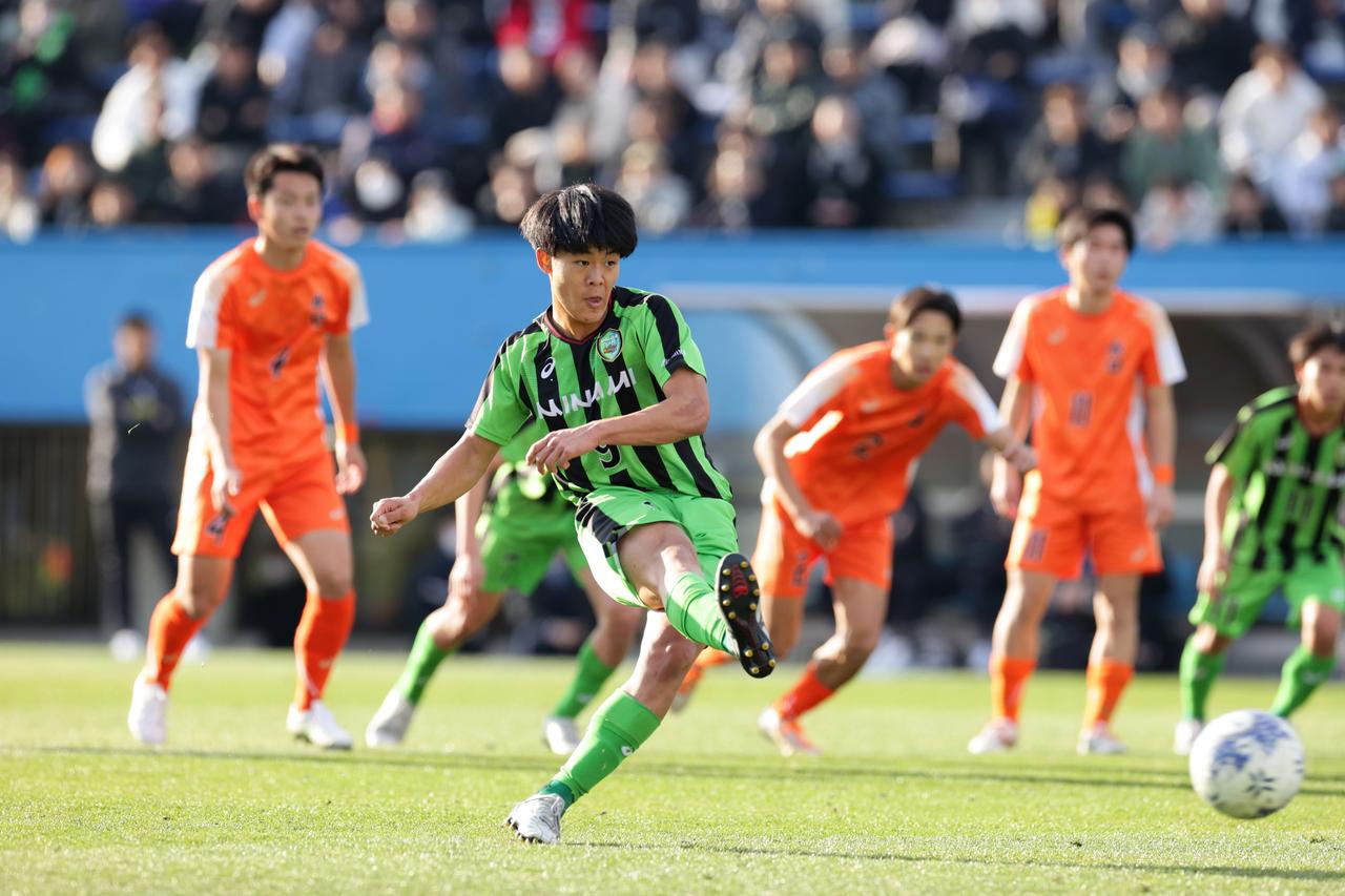 画像 : 2番目の画像 - 【写真】29年ぶりの復活出場となった水口が、広島皆実との競り合いを制した（写真◎金子悟） - サッカーマガジンWEB