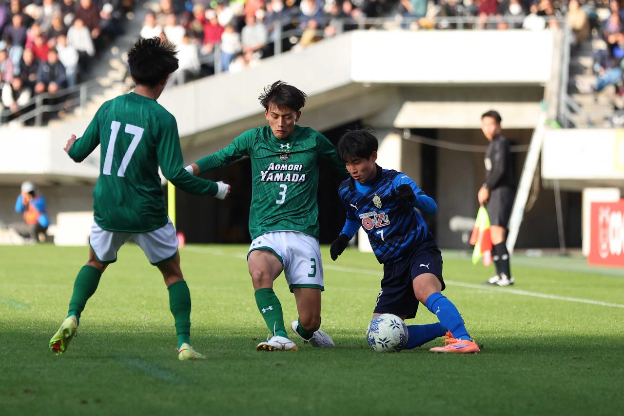 画像 : 2番目の画像 - 【写真一覧】優勝候補同士による注目の一戦を制した大津が3回戦に進出（写真◎兼村竜介） - サッカーマガジンWEB