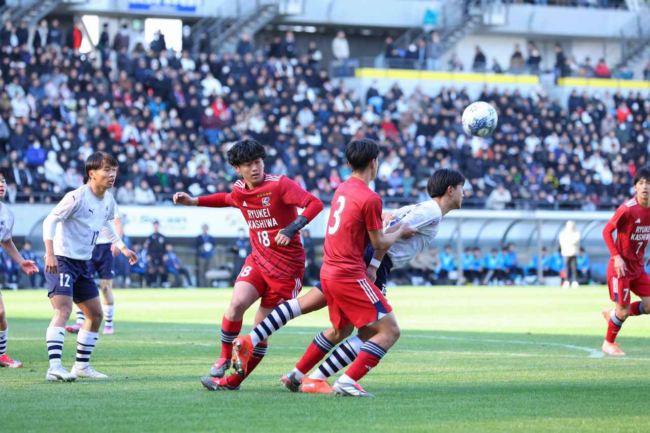 画像 : 1番目の画像 - 【写真一覧】前回大会の雪辱を期す流経大柏が3発快勝で3回戦に進出（写真◎兼村竜介） - サッカーマガジンWEB