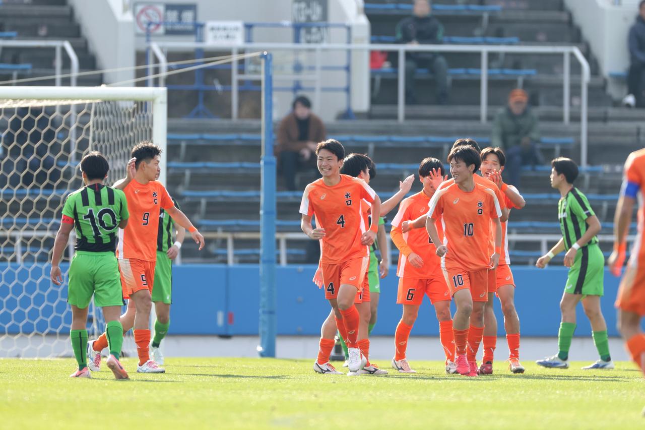 画像 : 1番目の画像 - 【写真】29年ぶりの復活出場となった水口が、広島皆実との競り合いを制した（写真◎金子悟） - サッカーマガジンWEB