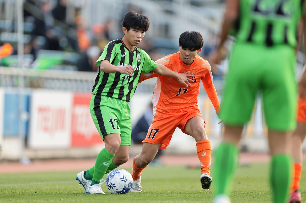 画像 : 3番目の画像 - 【写真】29年ぶりの復活出場となった水口が、広島皆実との競り合いを制した（写真◎金子悟） - サッカーマガジンWEB