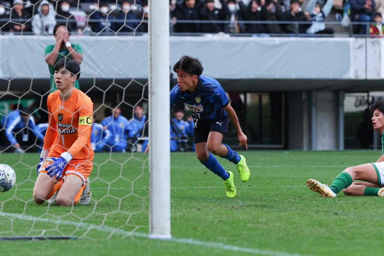 画像 : 4番目の画像 - 【写真一覧】優勝候補同士による注目の一戦を制した大津が3回戦に進出（写真◎兼村竜介） - サッカーマガジンWEB