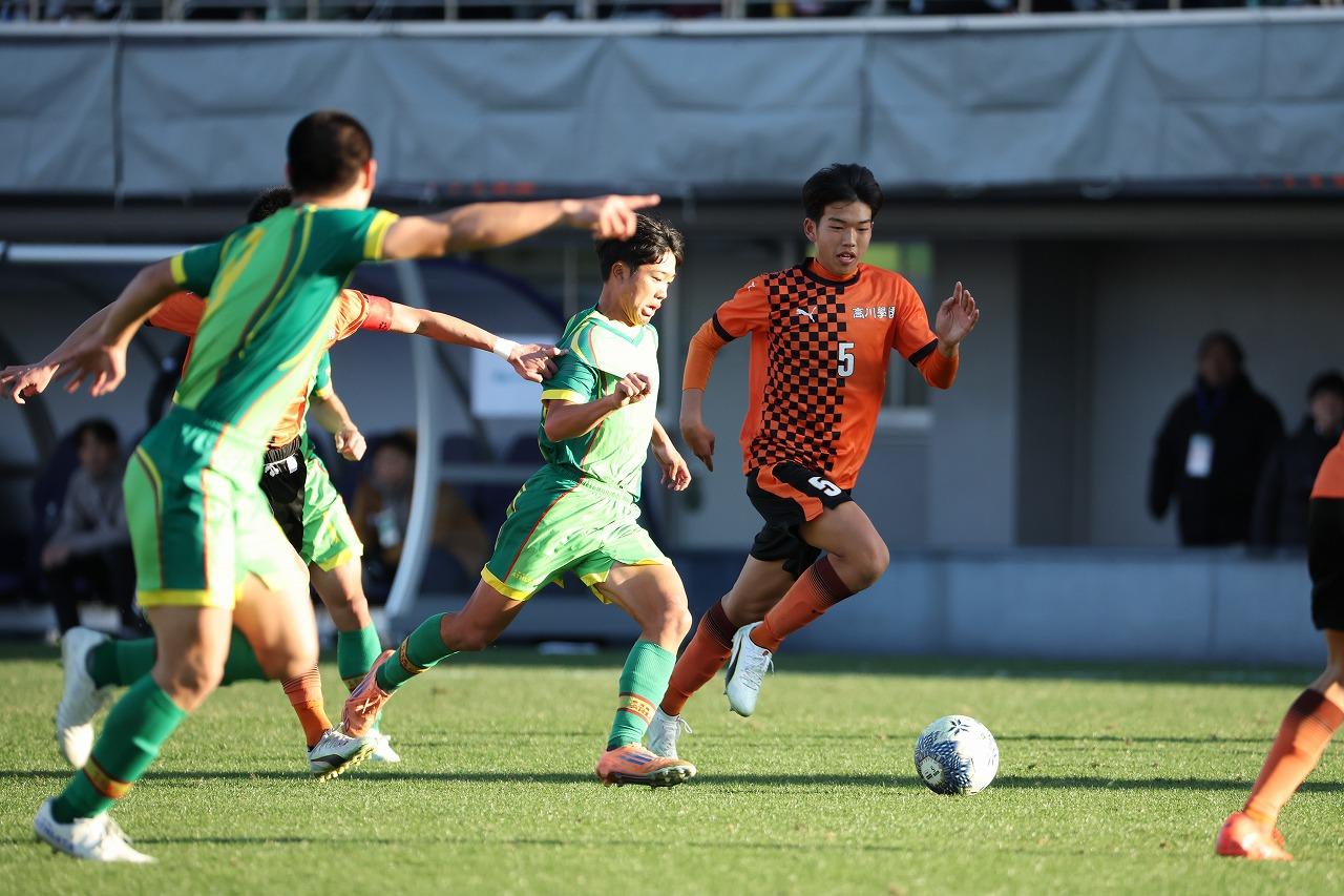 画像 : 1番目の画像 - 【写真一覧】高川学園対帝京長岡は今大会随一の劇的な展開となった（写真◎高野徹） - サッカーマガジンWEB