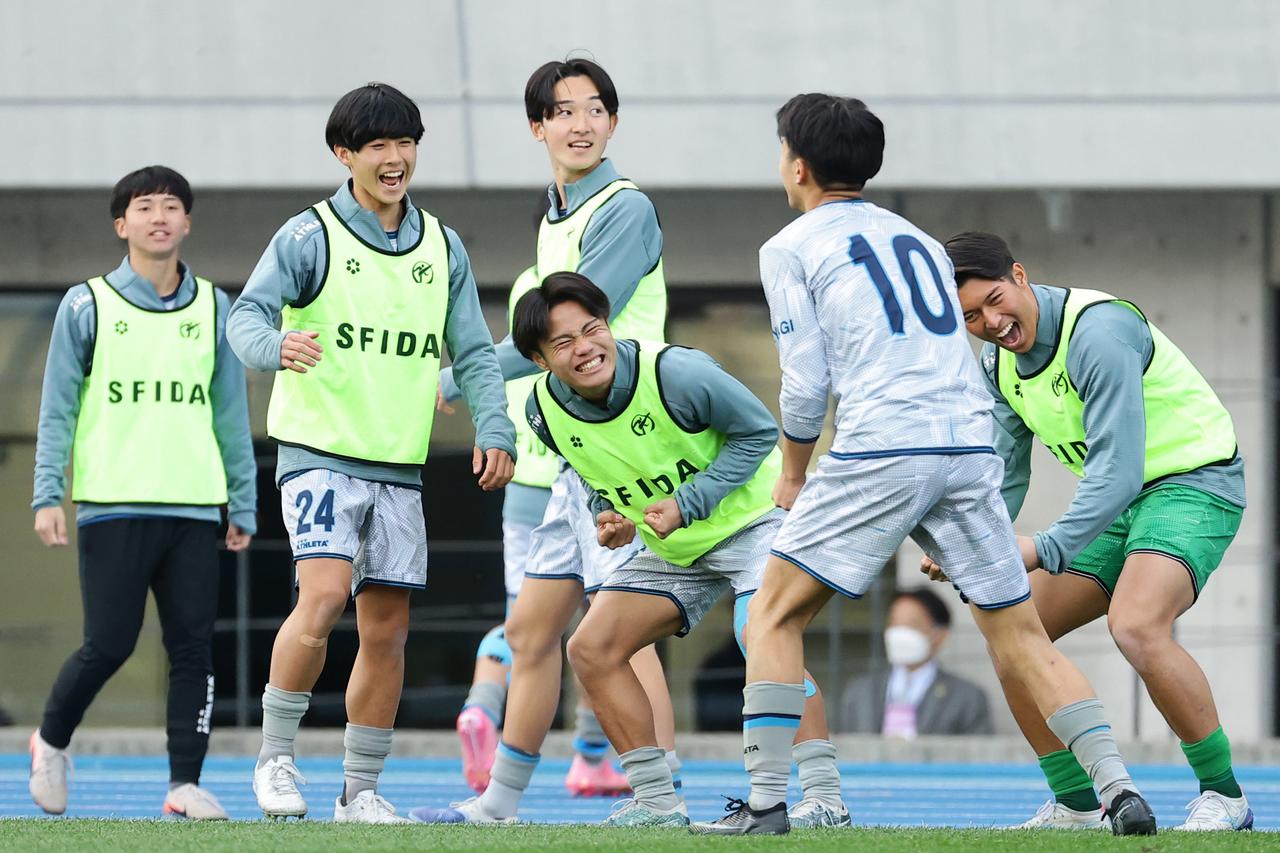 画像 : 6番目の画像 - 【写真】どちらも好連係からの見事な得点が生まれた聖和学園と徳島市立の一戦（写真◎横山健太） - サッカーマガジンWEB