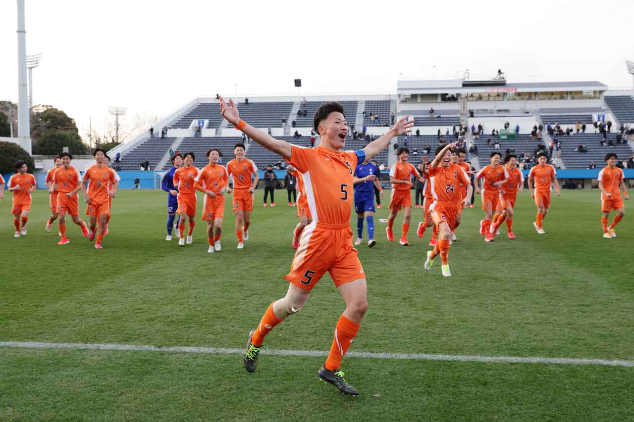 画像 : 6番目の画像 - 【写真】29年ぶりの復活出場となった水口が、広島皆実との競り合いを制した（写真◎金子悟） - サッカーマガジンWEB