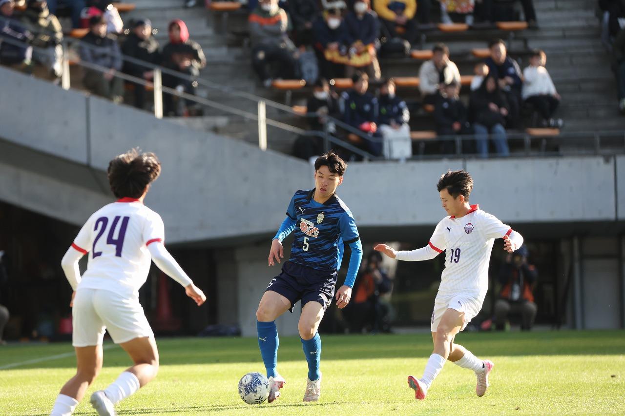 画像 : 1番目の画像 - 【写真】激闘となった3回戦。富山一が先制したものの、大津が鮮やかな逆転勝ちでベスト8進出を決めた（写真◎高野徹） - サッカーマガジンWEB