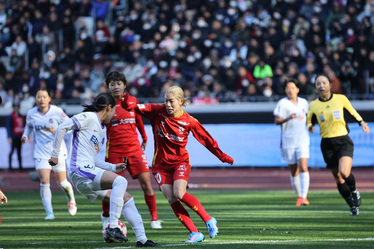 画像 : 10番目の画像 - 【写真】14年ぶりの元日国立決戦で激闘を繰り広げたサンフレッチェ広島レジーナとINAC神戸レオネッサ（写真◎森田将義） - サッカーマガジンWEB