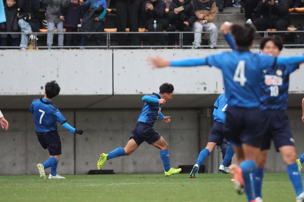 画像 : 4番目の画像 - 【写真】激闘となった3回戦。富山一が先制したものの、大津が鮮やかな逆転勝ちでベスト8進出を決めた（写真◎高野徹） - サッカーマガジンWEB