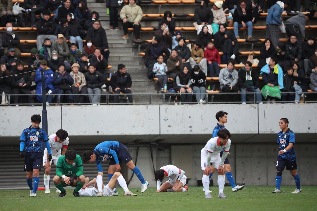 画像 : 6番目の画像 - 【写真】激闘となった3回戦。富山一が先制したものの、大津が鮮やかな逆転勝ちでベスト8進出を決めた（写真◎高野徹） - サッカーマガジンWEB