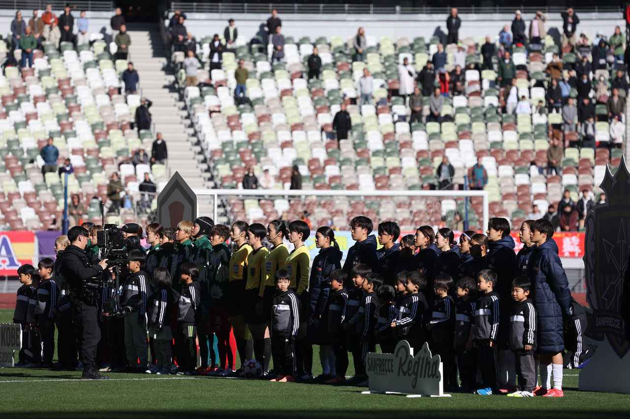 画像 : 1番目の画像 - 【写真】14年ぶりの元日国立決戦で激闘を繰り広げたサンフレッチェ広島レジーナとINAC神戸レオネッサ(写真◎森田将義) - サッカーマガジンWEB