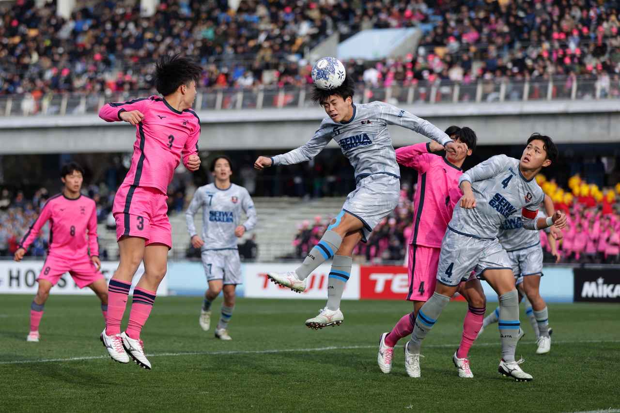 画像 : 1番目の画像 - 【写真一覧】後半に追加点を奪った日大藤沢が聖和学園に勝利した（写真◎金子悟） - サッカーマガジンWEB