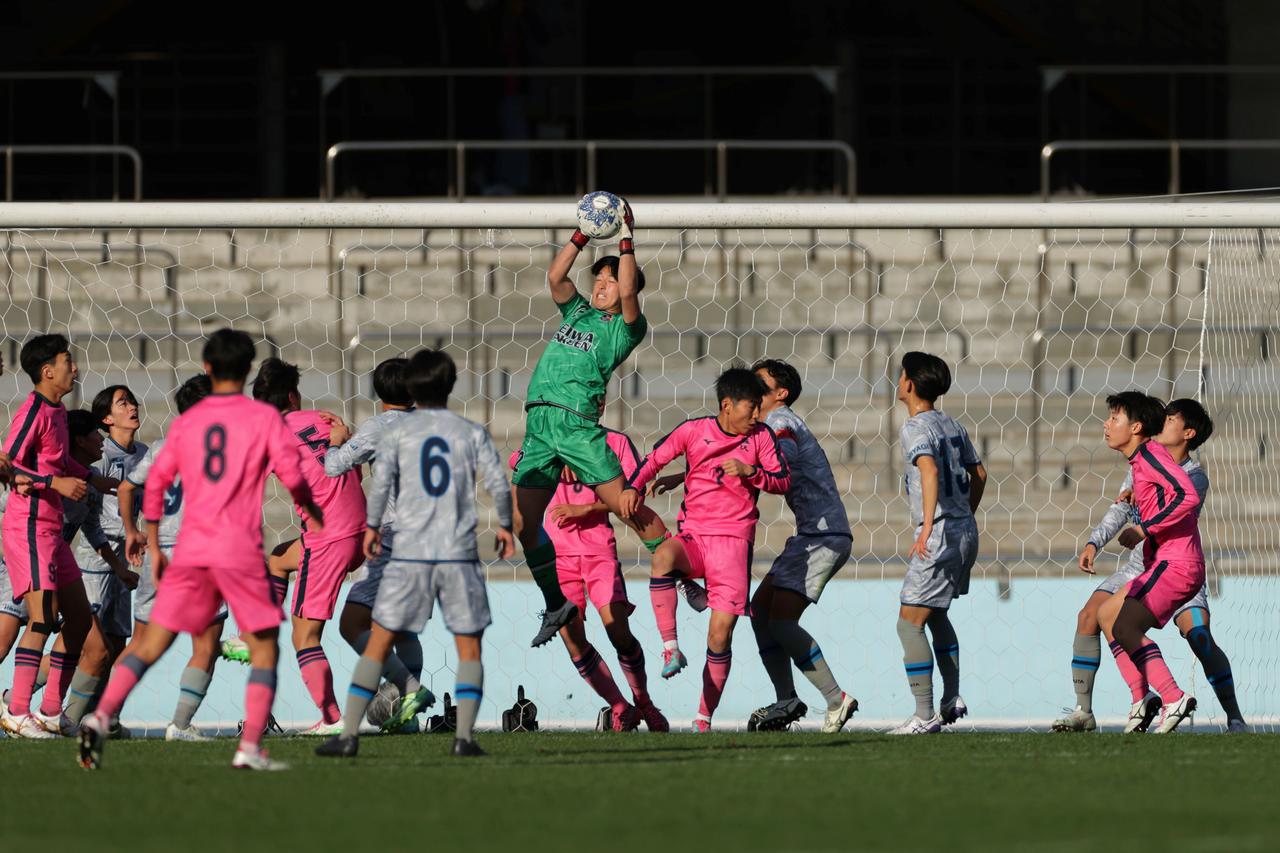 画像 : 2番目の画像 - 【写真一覧】後半に追加点を奪った日大藤沢が聖和学園に勝利した（写真◎金子悟） - サッカーマガジンWEB