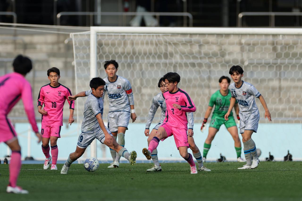 画像 : 3番目の画像 - 【写真一覧】後半に追加点を奪った日大藤沢が聖和学園に勝利した（写真◎金子悟） - サッカーマガジンWEB