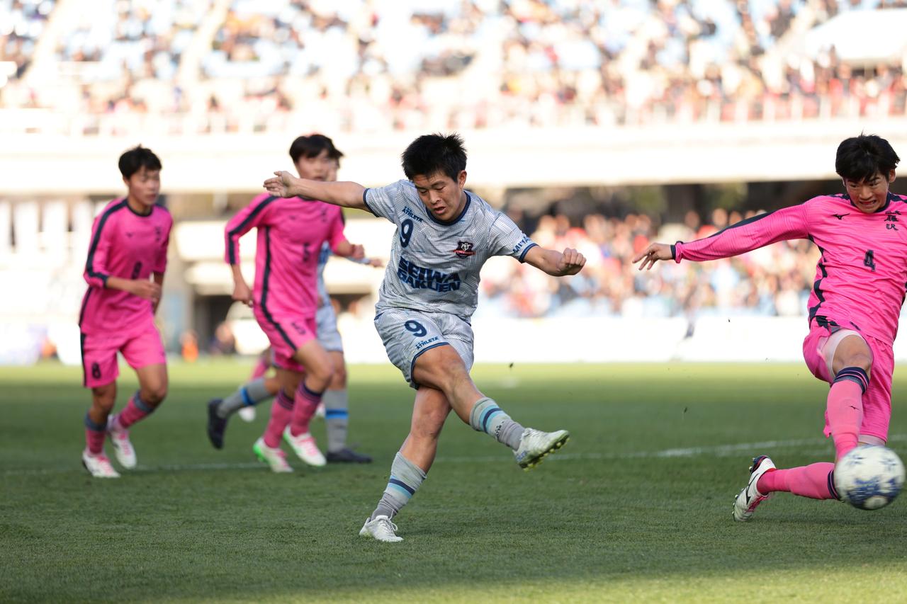 画像 : 4番目の画像 - 【写真一覧】後半に追加点を奪った日大藤沢が聖和学園に勝利した（写真◎金子悟） - サッカーマガジンWEB