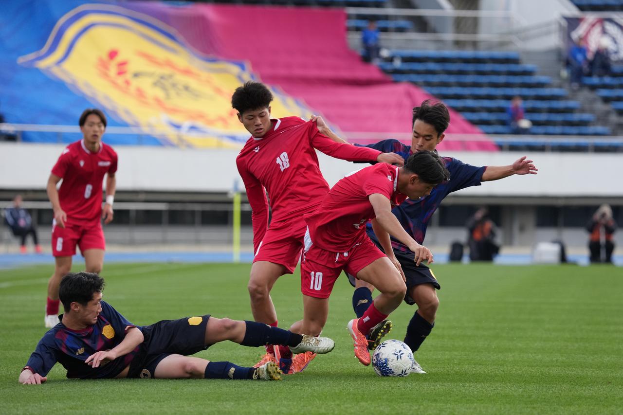 画像 : 4番目の画像 - 【写真一覧】東福岡が2点を先行するも興國が粘りを見せた（写真◎小山真司） - サッカーマガジンWEB