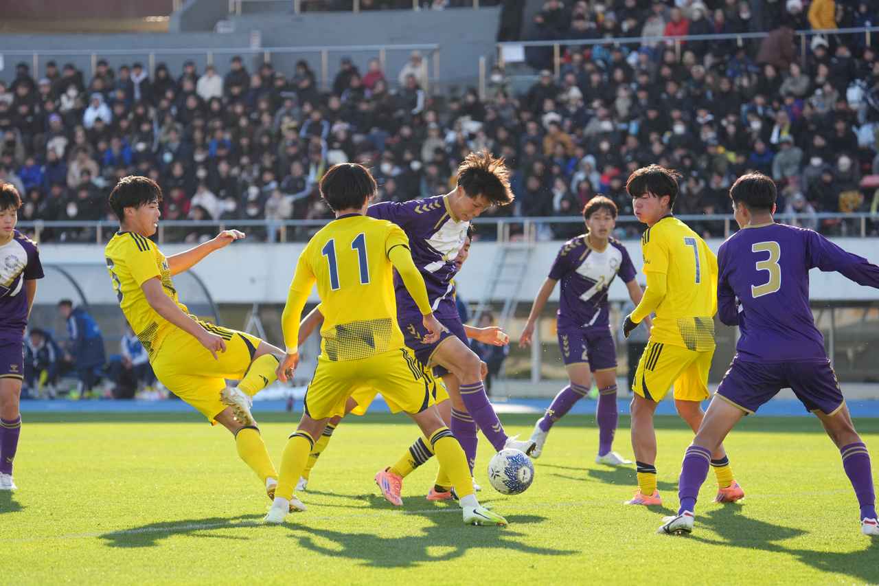 画像 : 2番目の画像 - 【写真一覧】鹿島学園が4-1で堀越を下し、4日に行なわれる準々決勝へ（写真◎小山真司） - サッカーマガジンWEB