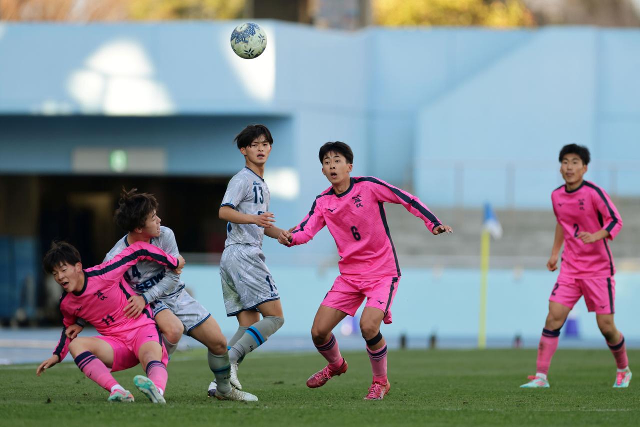 画像 : 6番目の画像 - 【写真一覧】後半に追加点を奪った日大藤沢が聖和学園に勝利した（写真◎金子悟） - サッカーマガジンWEB