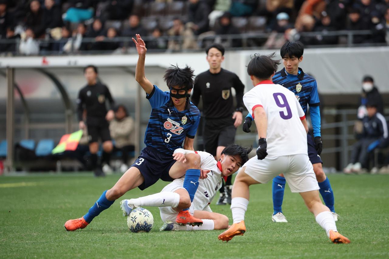 画像 : 3番目の画像 - 【写真】激闘となった3回戦。富山一が先制したものの、大津が鮮やかな逆転勝ちでベスト8進出を決めた（写真◎高野徹） - サッカーマガジンWEB