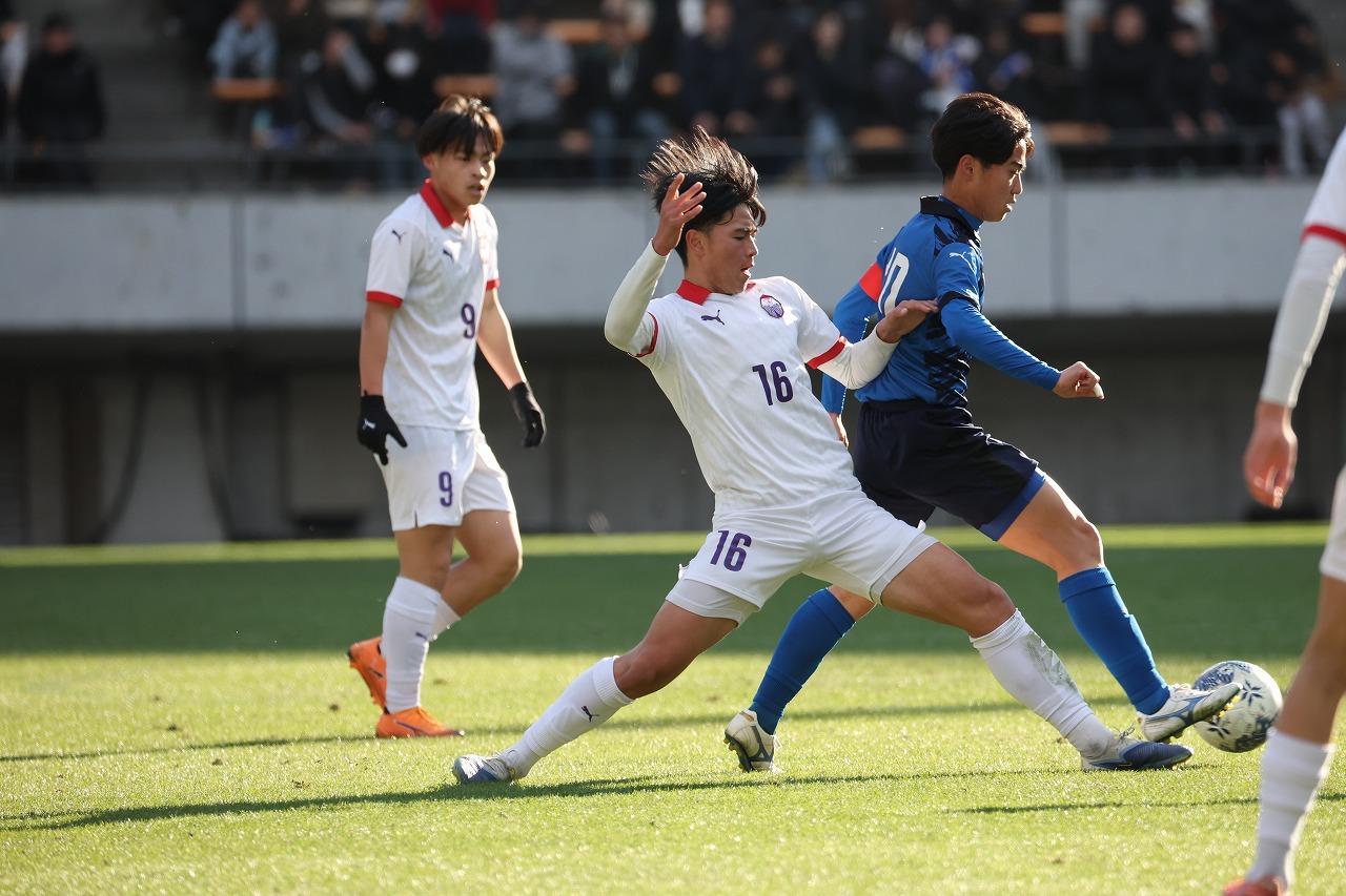 画像 : 2番目の画像 - 【写真】激闘となった3回戦。富山一が先制したものの、大津が鮮やかな逆転勝ちでベスト8進出を決めた（写真◎高野徹） - サッカーマガジンWEB