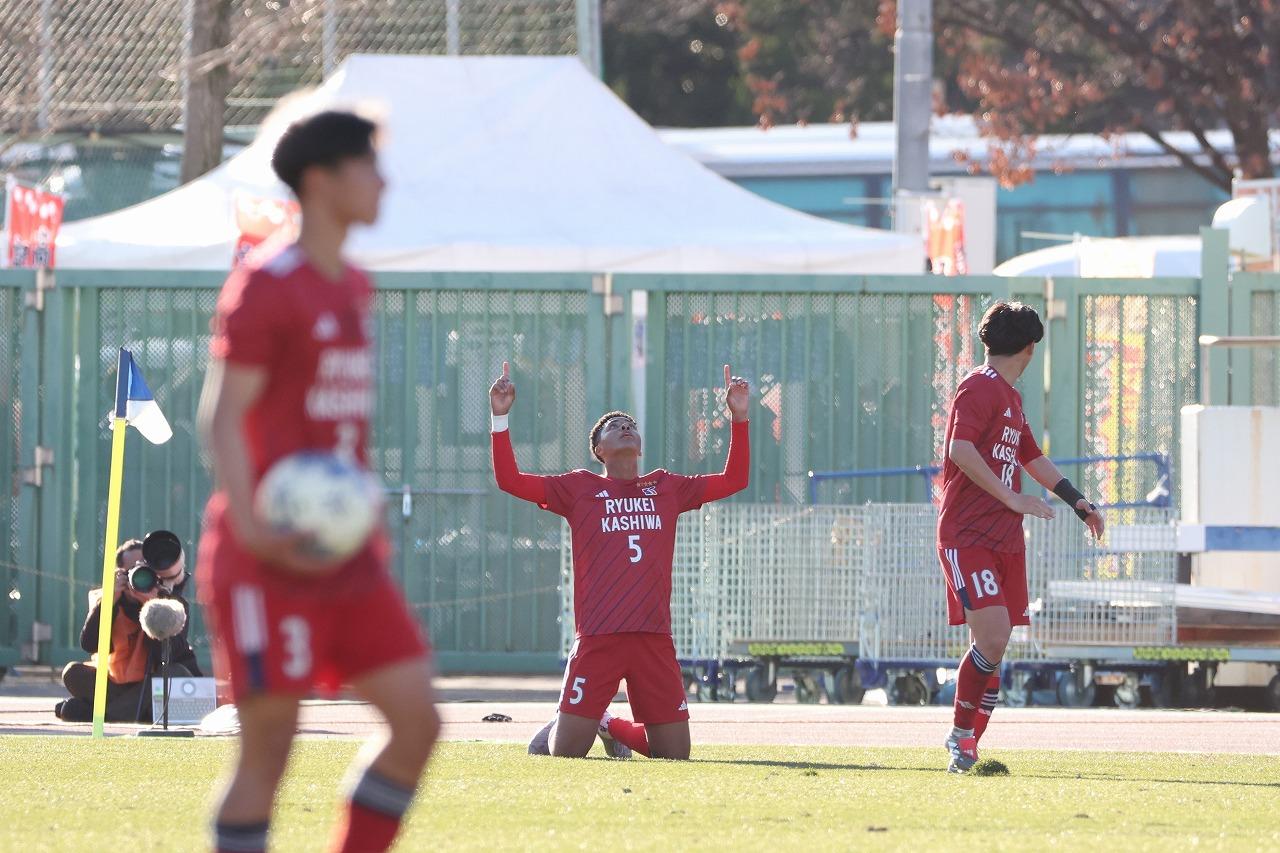 画像 : 4番目の画像 - 【写真】優勝候補対決を制した流通経済大柏が2年連続で国立競技場へ（写真◎高野徹） - サッカーマガジンWEB