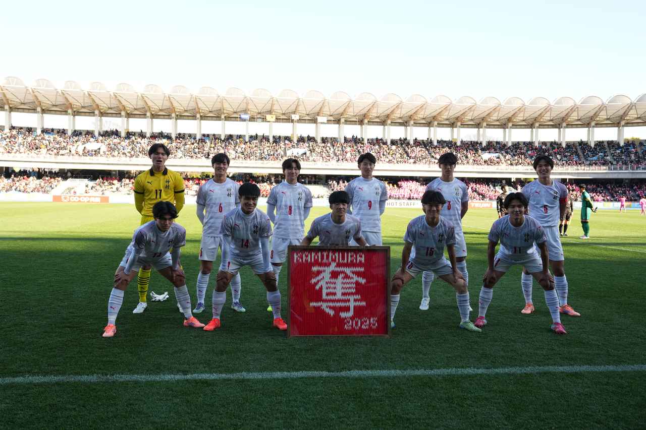 画像 : 1番目の画像 - 【写真】神村学園は今大会初失点を喫したものの、日大藤沢を突き放してベスト4へ（写真◎小山真司） - サッカーマガジンWEB