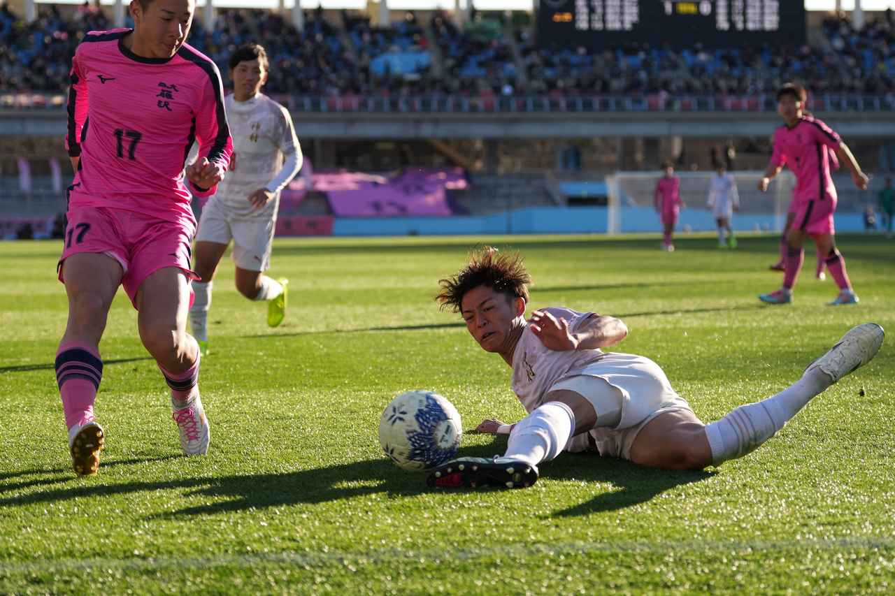 画像 : 3番目の画像 - 【写真】神村学園は今大会初失点を喫したものの、日大藤沢を突き放してベスト4へ（写真◎小山真司） - サッカーマガジンWEB