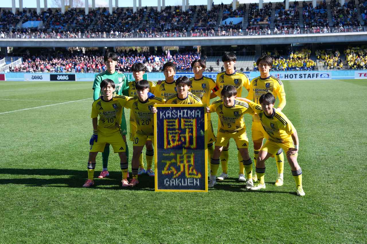 画像 : 1番目の画像 - 【写真】鹿島学園が次々と得点を重ね、粘る興國を振り切ってベスト4進出を決めた（写真◎小山真司） - サッカーマガジンWEB