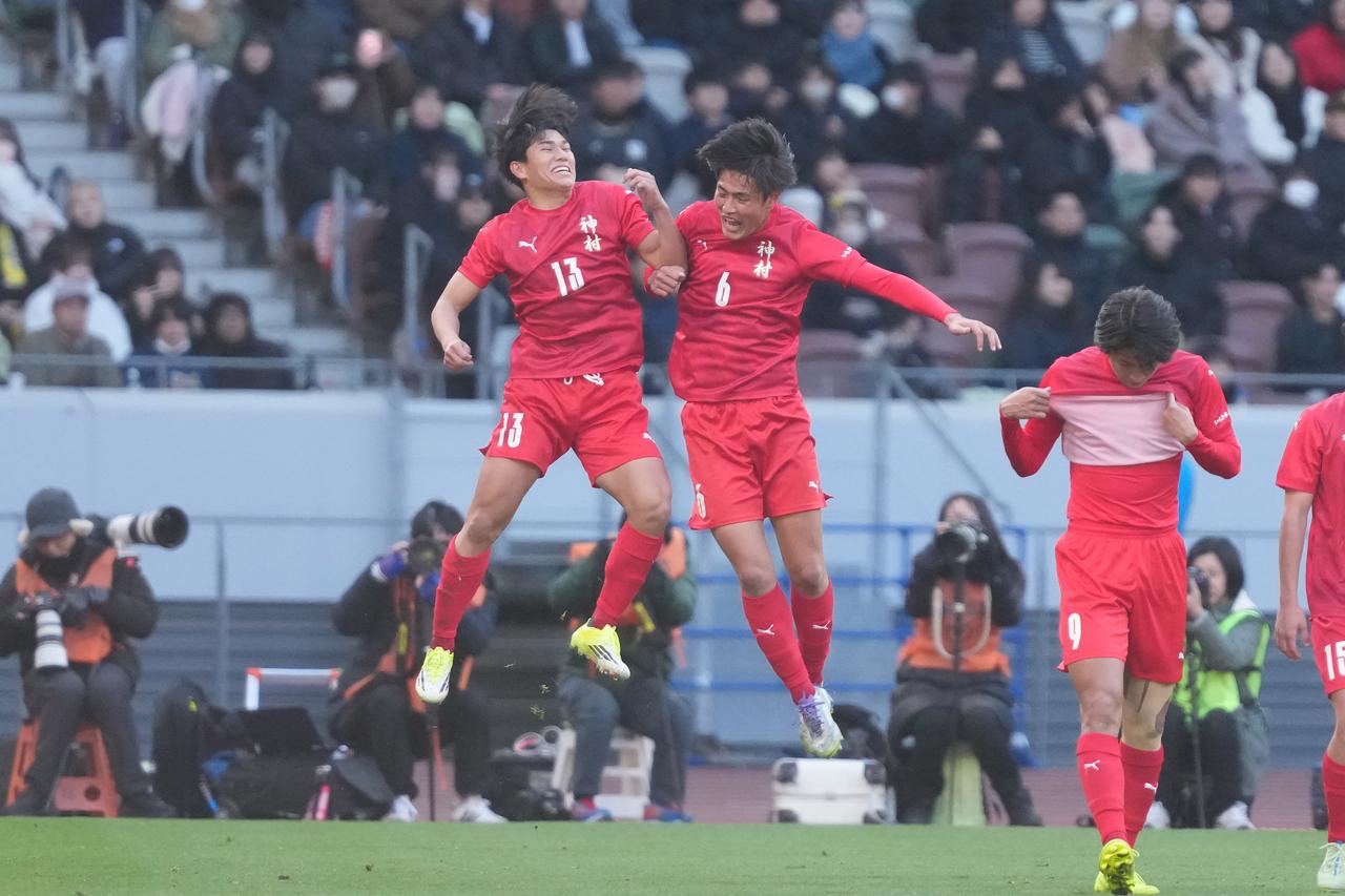 画像 : 4番目の画像 - 【写真】チケットが前売りで完売、大観衆が見守った神村学園と鹿島学園の決勝（写真◎小山真司） - サッカーマガジンWEB