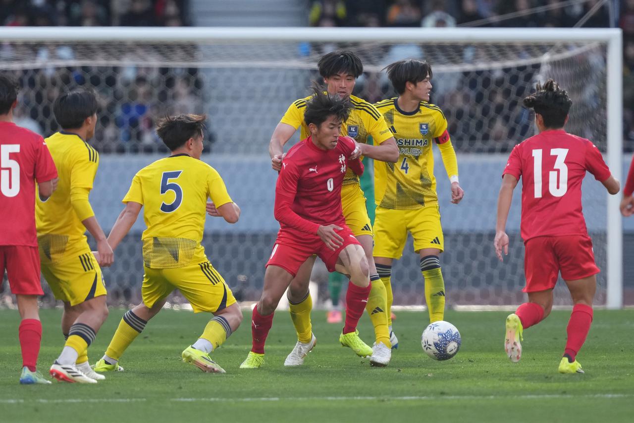 画像 : 3番目の画像 - 【写真】チケットが前売りで完売、大観衆が見守った神村学園と鹿島学園の決勝（写真◎小山真司） - サッカーマガジンWEB