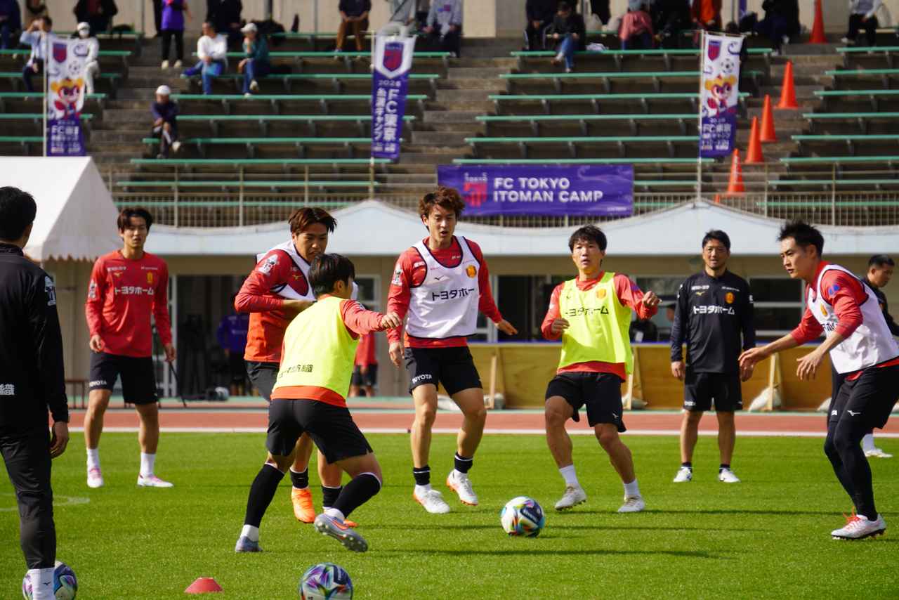 画像 : 1番目の画像 - 【写真】沖縄キャンプ４日目のトレーニングの様子（写真◎佐藤景） - サッカーマガジンWEB