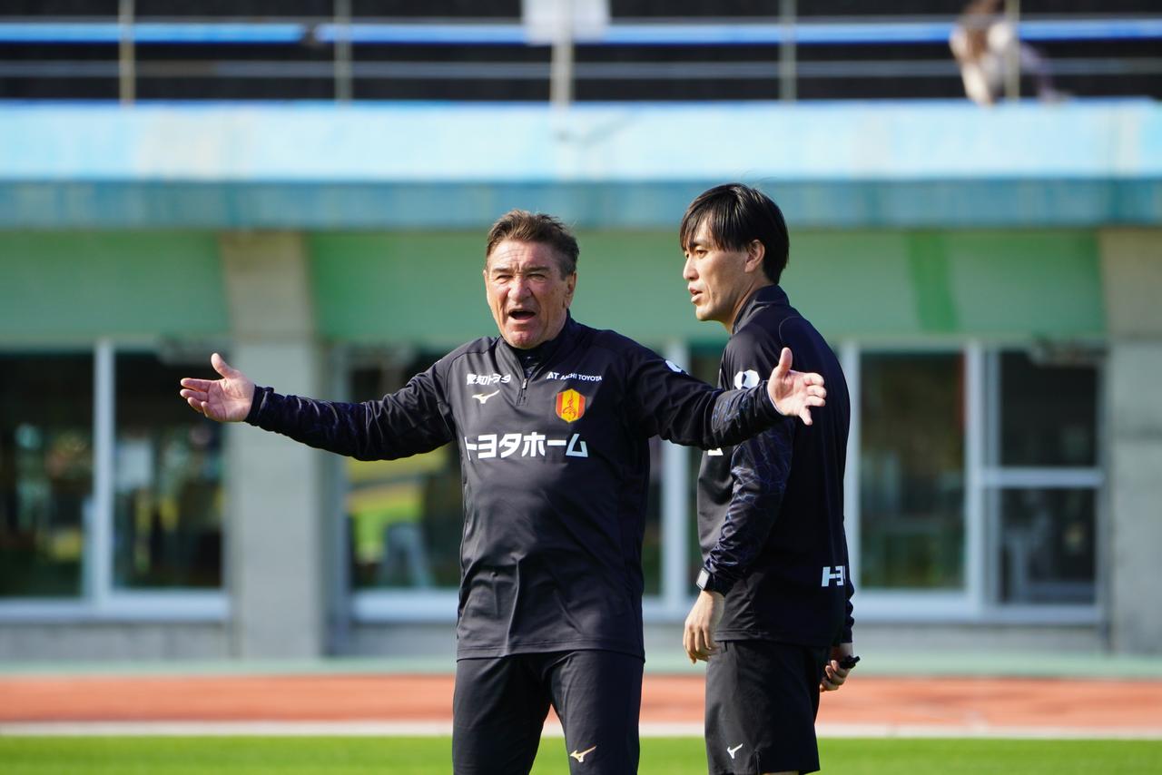 画像: 消極的なプレーには檄を飛ばし、選手がチャレンジの姿勢を示すとブラボーと叫んで称えていた（写真◎佐藤景）