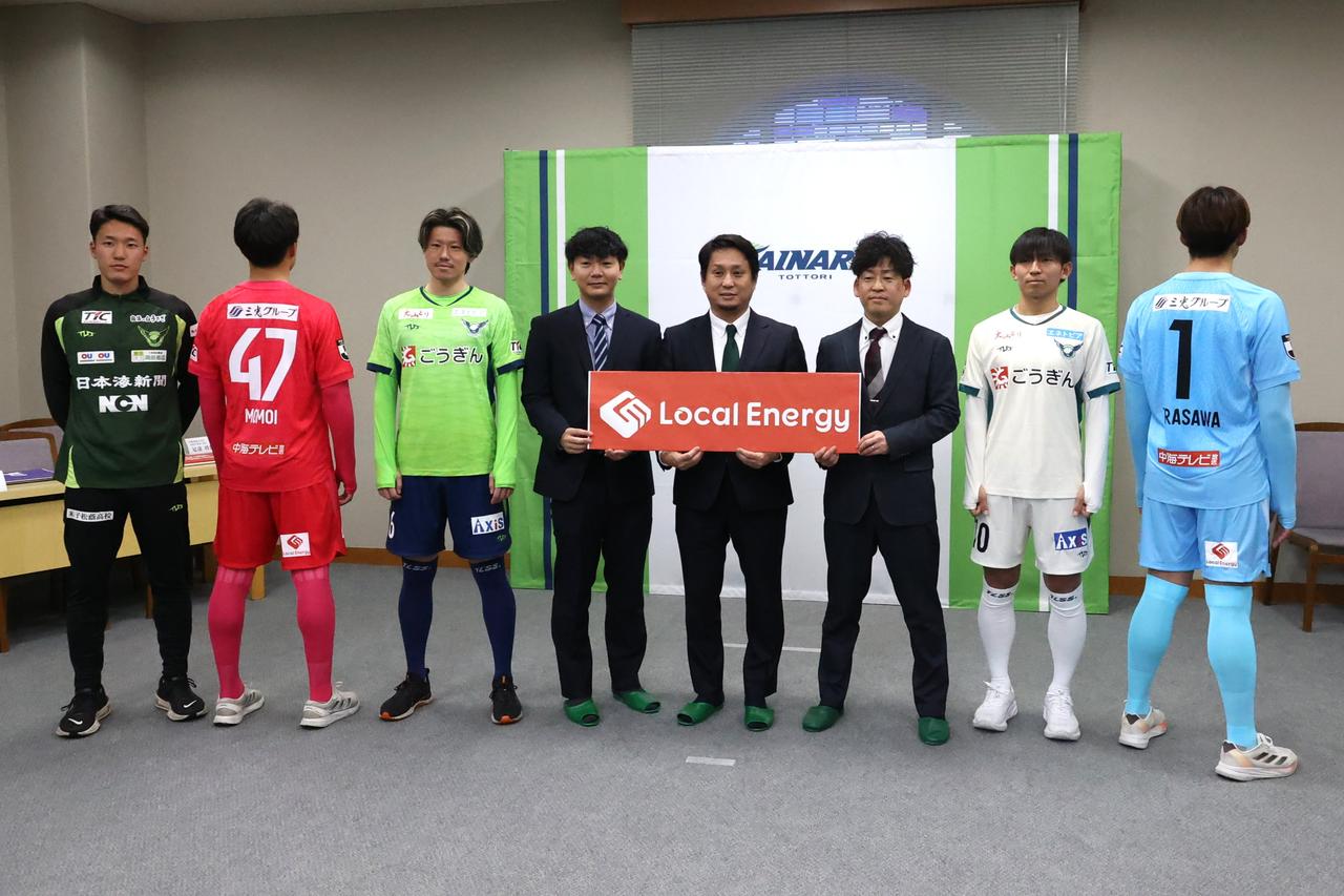 画像 : 6番目の画像 - 【写真】新ユニフォームお披露目会見の終了後、出席したスポンサー各社の代表者の方々と選手・スタッフが記念撮影を行なった(写真◎石倉利英) - サッカーマガジンWEB