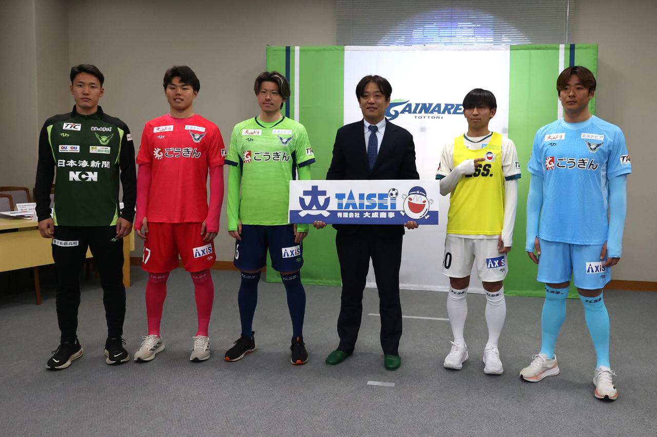 画像 : 11番目の画像 - 【写真】新ユニフォームお披露目会見の終了後、出席したスポンサー各社の代表者の方々と選手・スタッフが記念撮影を行なった(写真◎石倉利英) - サッカーマガジンWEB