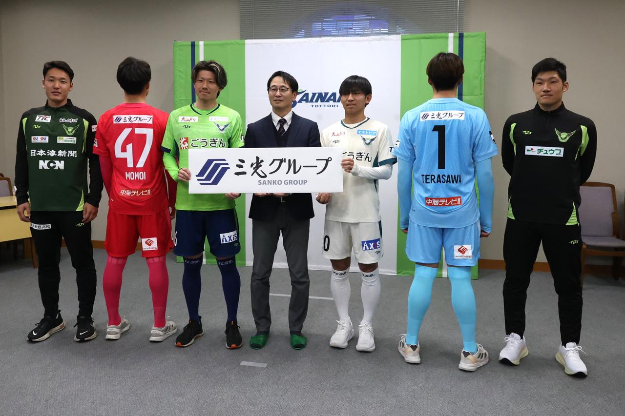 画像 : 2番目の画像 - 【写真】新ユニフォームお披露目会見の終了後、出席したスポンサー各社の代表者の方々と選手・スタッフが記念撮影を行なった（写真◎石倉利英） - サッカーマガジンWEB