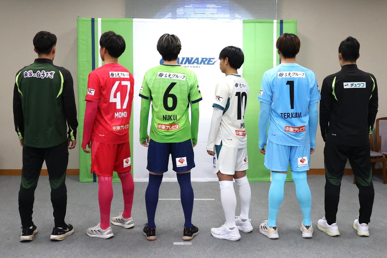 画像 : 1番目の画像 - 【写真】新ユニフォームお披露目会見の終了後、出席したスポンサー各社の代表者の方々と選手・スタッフが記念撮影を行なった（写真◎石倉利英） - サッカーマガジンWEB