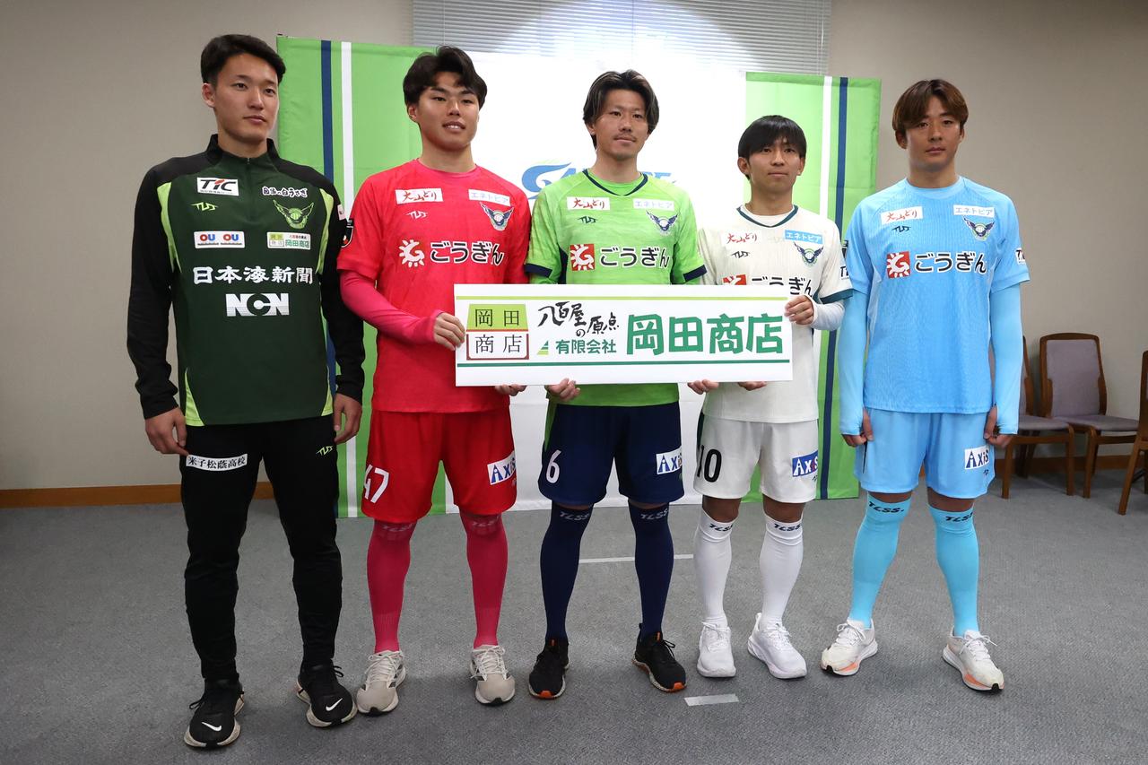 画像 : 15番目の画像 - 【写真】新ユニフォームお披露目会見の終了後、出席したスポンサー各社の代表者の方々と選手・スタッフが記念撮影を行なった（写真◎石倉利英） - サッカーマガジンWEB