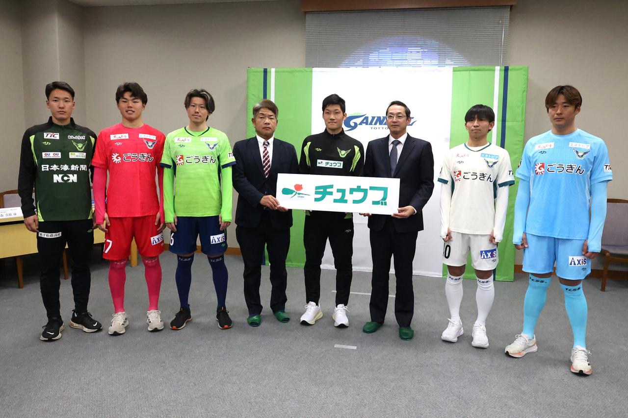 画像 : 10番目の画像 - 【写真】新ユニフォームお披露目会見の終了後、出席したスポンサー各社の代表者の方々と選手・スタッフが記念撮影を行なった(写真◎石倉利英) - サッカーマガジンWEB