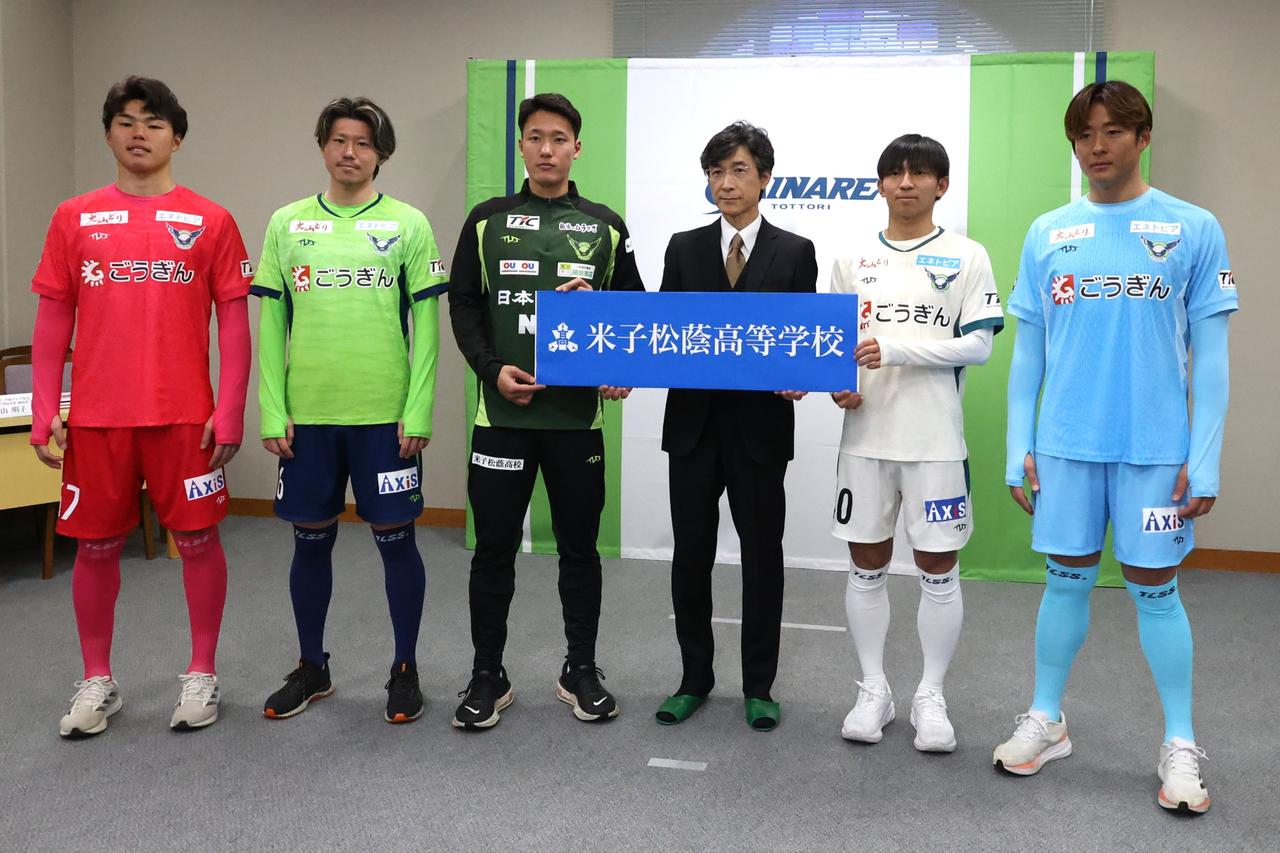 画像 : 9番目の画像 - 【写真】新ユニフォームお披露目会見の終了後、出席したスポンサー各社の代表者の方々と選手・スタッフが記念撮影を行なった（写真◎石倉利英） - サッカーマガジンWEB