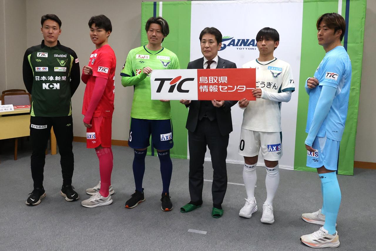 画像 : 5番目の画像 - 【写真】新ユニフォームお披露目会見の終了後、出席したスポンサー各社の代表者の方々と選手・スタッフが記念撮影を行なった（写真◎石倉利英） - サッカーマガジンWEB