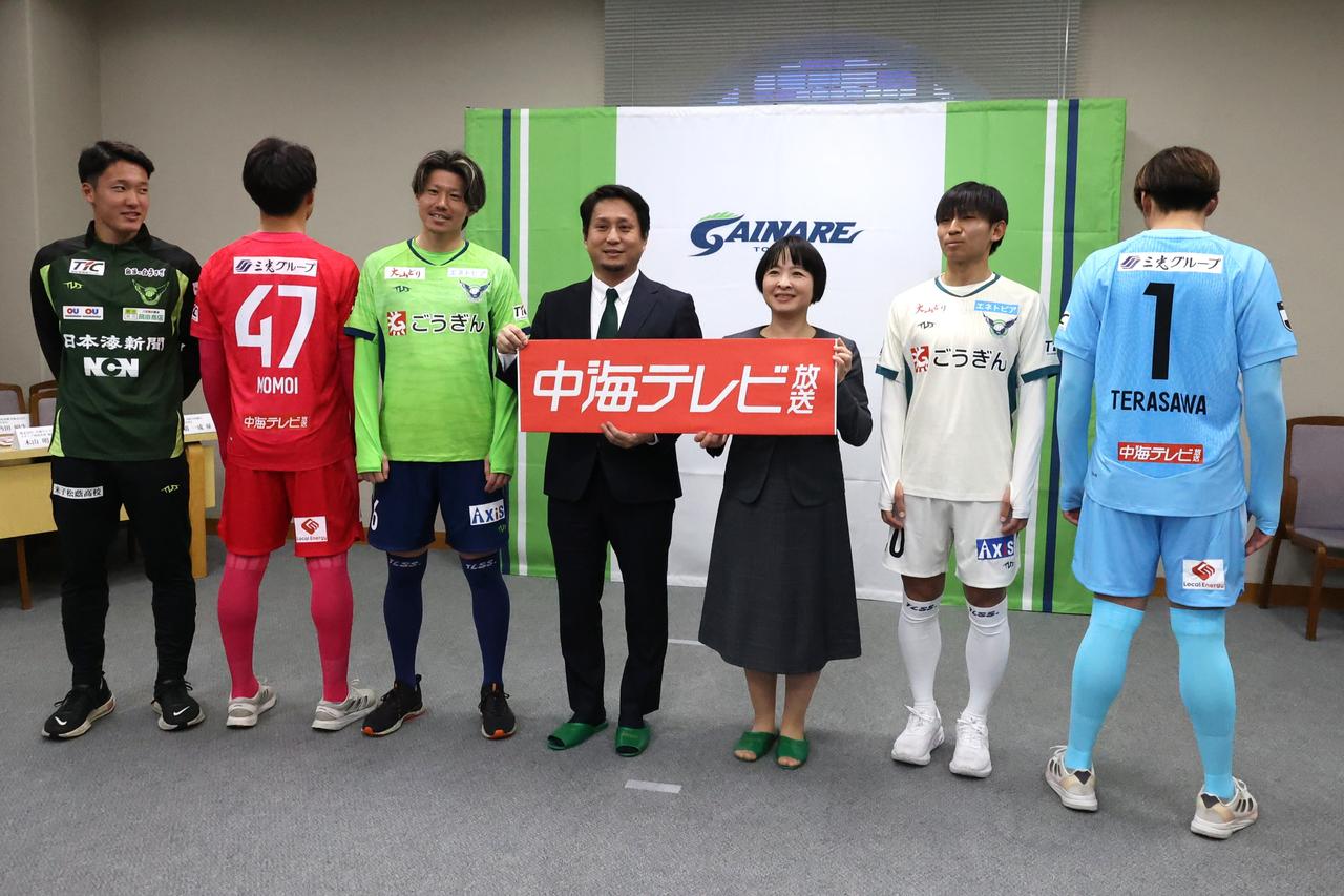 画像 : 4番目の画像 - 【写真】新ユニフォームお披露目会見の終了後、出席したスポンサー各社の代表者の方々と選手・スタッフが記念撮影を行なった（写真◎石倉利英） - サッカーマガジンWEB