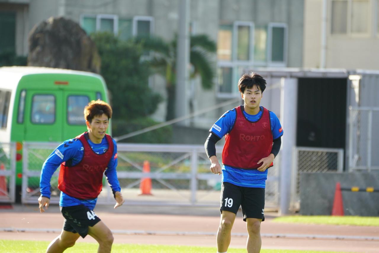 画像: 今季の新加入、池谷。キャンプでは日々、アピールを続けていた(写真右/撮影◎佐藤景)