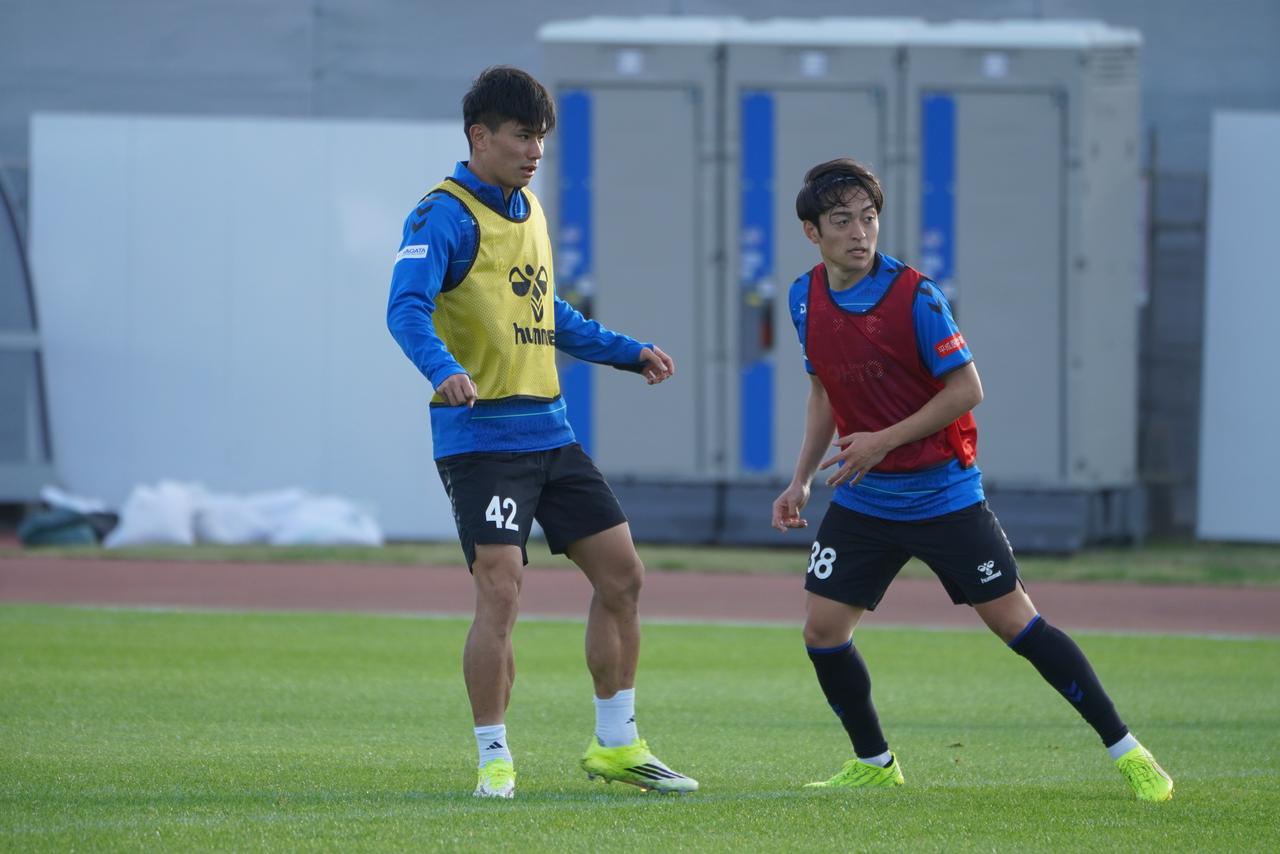 画像: ハードな沖縄キャンプではつらつとした動きを披露していた南野（写真左／撮影◎佐藤景）