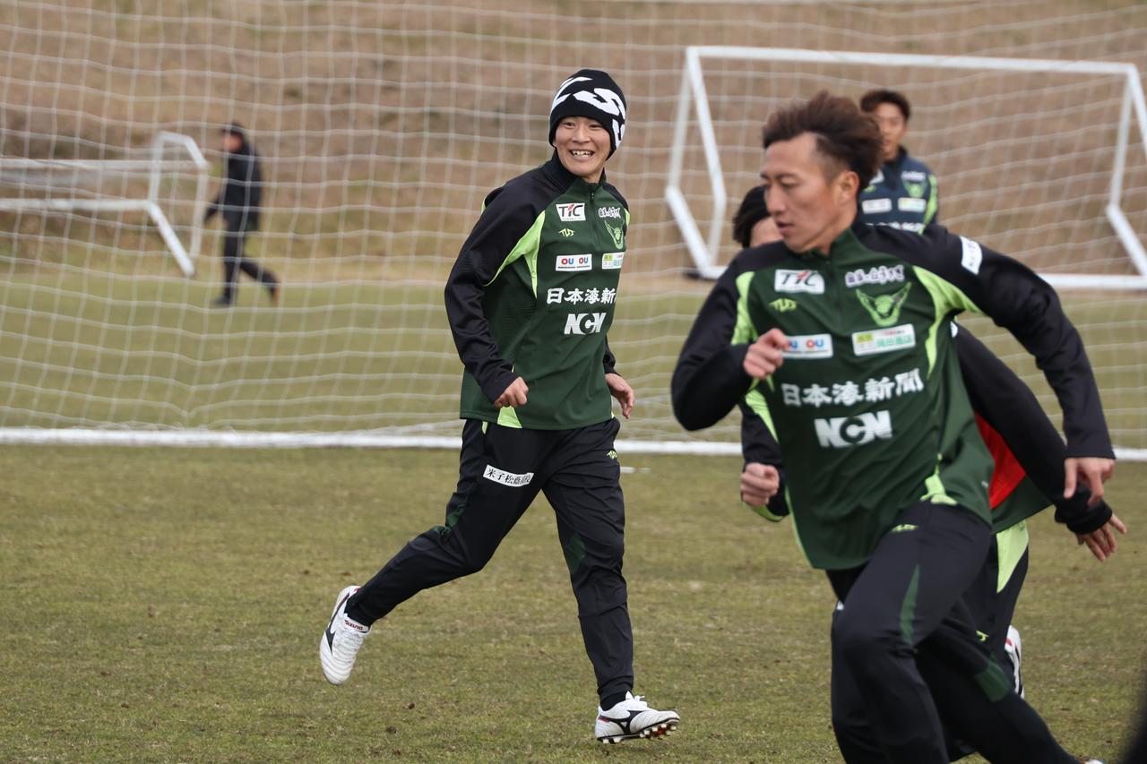 画像 : 1番目の画像 - 【写真】自身初のJ3挑戦となる矢島。開幕に向けて準備を進める（写真◎石倉利英） - サッカーマガジンWEB