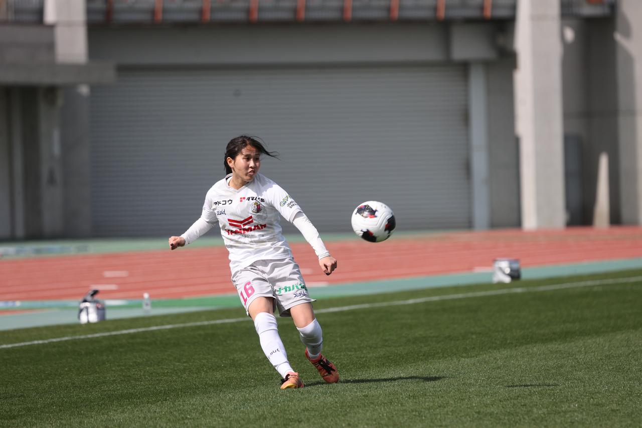 画像 : 3番目の画像 - 【写真】気温21・6度という暖かさの中で熱戦を繰り広げた、ノジマステラ神奈川相模原とセレッソ大阪ヤンマーレディース（写真◎森田将義） - サッカーマガジンWEB