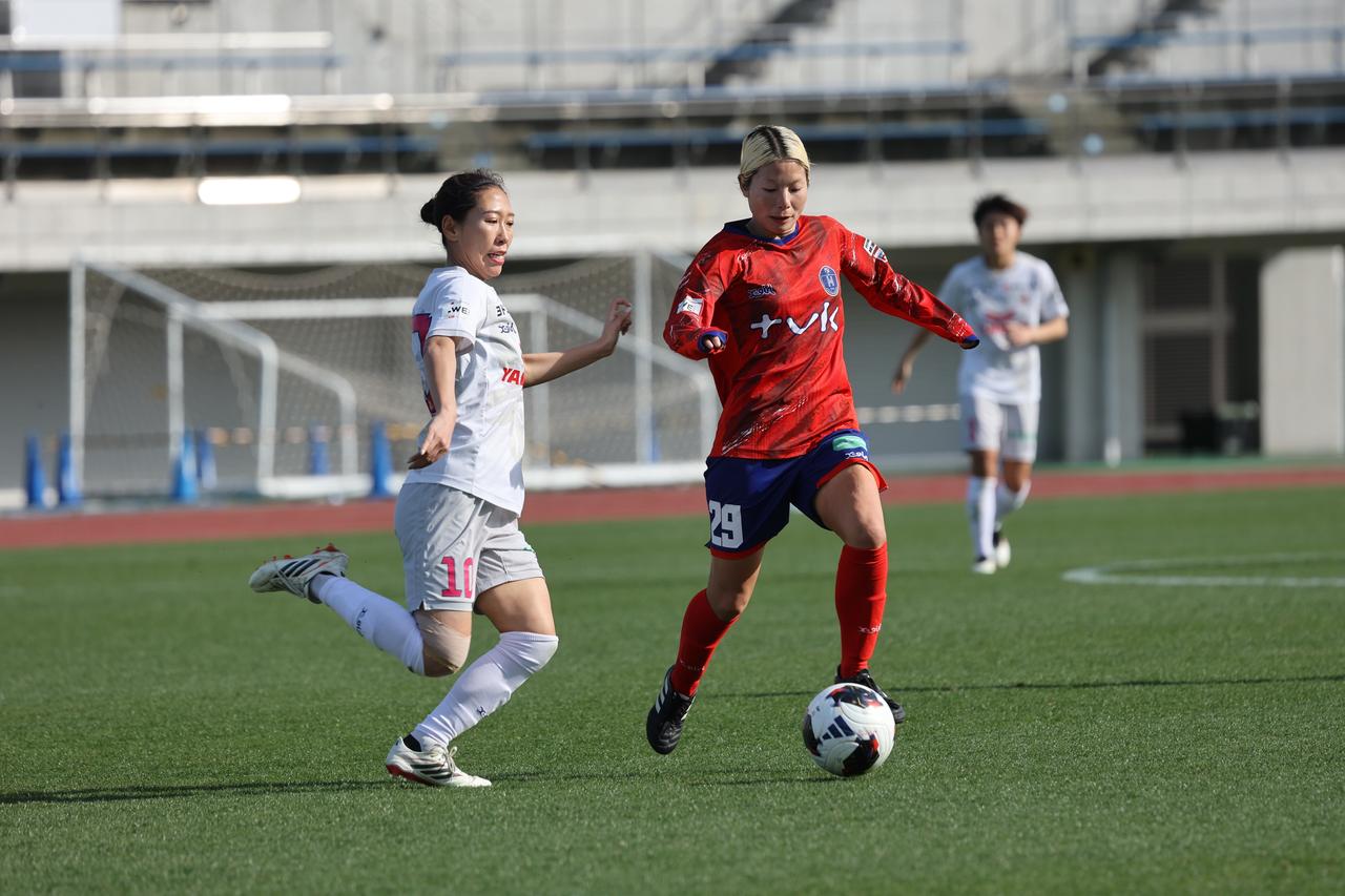 画像 : 23番目の画像 - 【写真】気温21・6度という暖かさの中で熱戦を繰り広げた、ノジマステラ神奈川相模原とセレッソ大阪ヤンマーレディース（写真◎森田将義） - サッカーマガジンWEB