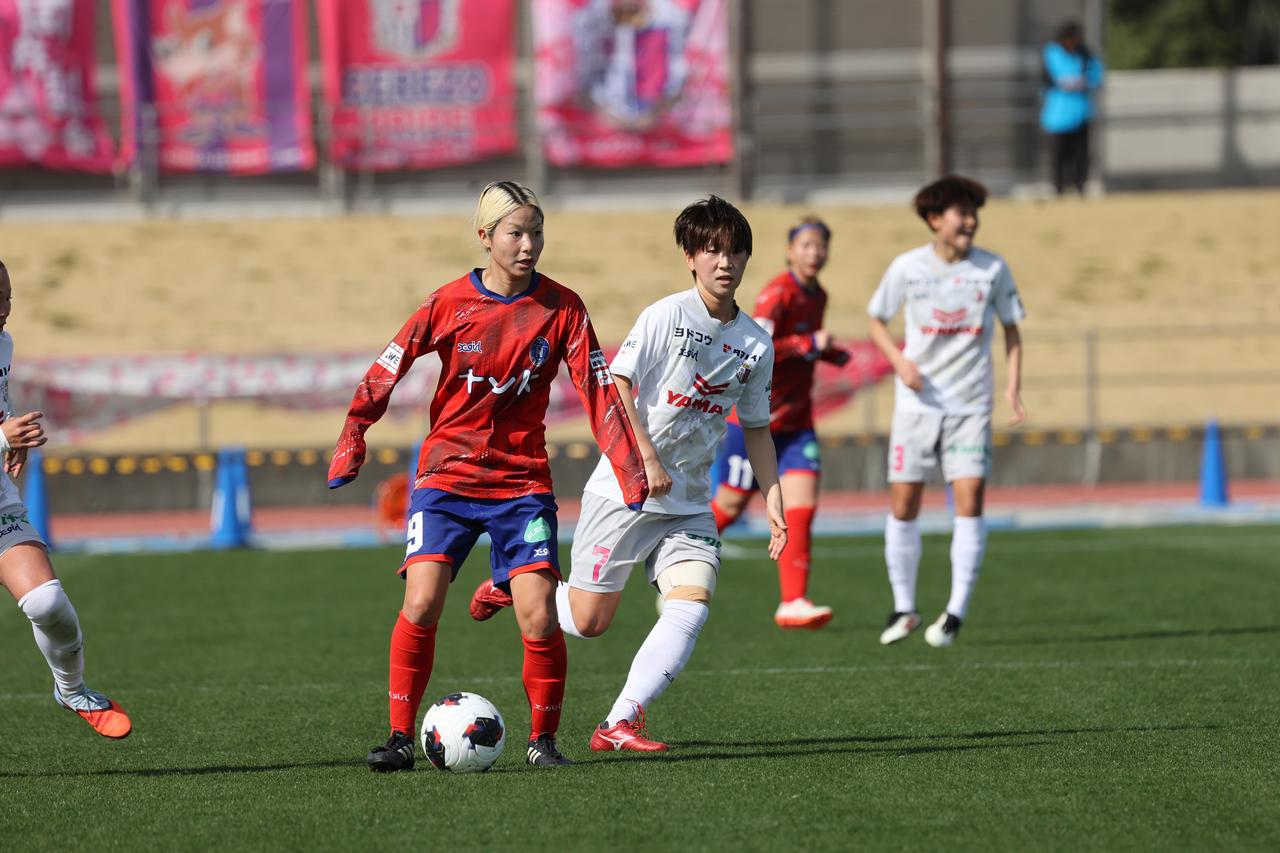 画像 : 16番目の画像 - 【写真】気温21・6度という暖かさの中で熱戦を繰り広げた、ノジマステラ神奈川相模原とセレッソ大阪ヤンマーレディース（写真◎森田将義） - サッカーマガジンWEB
