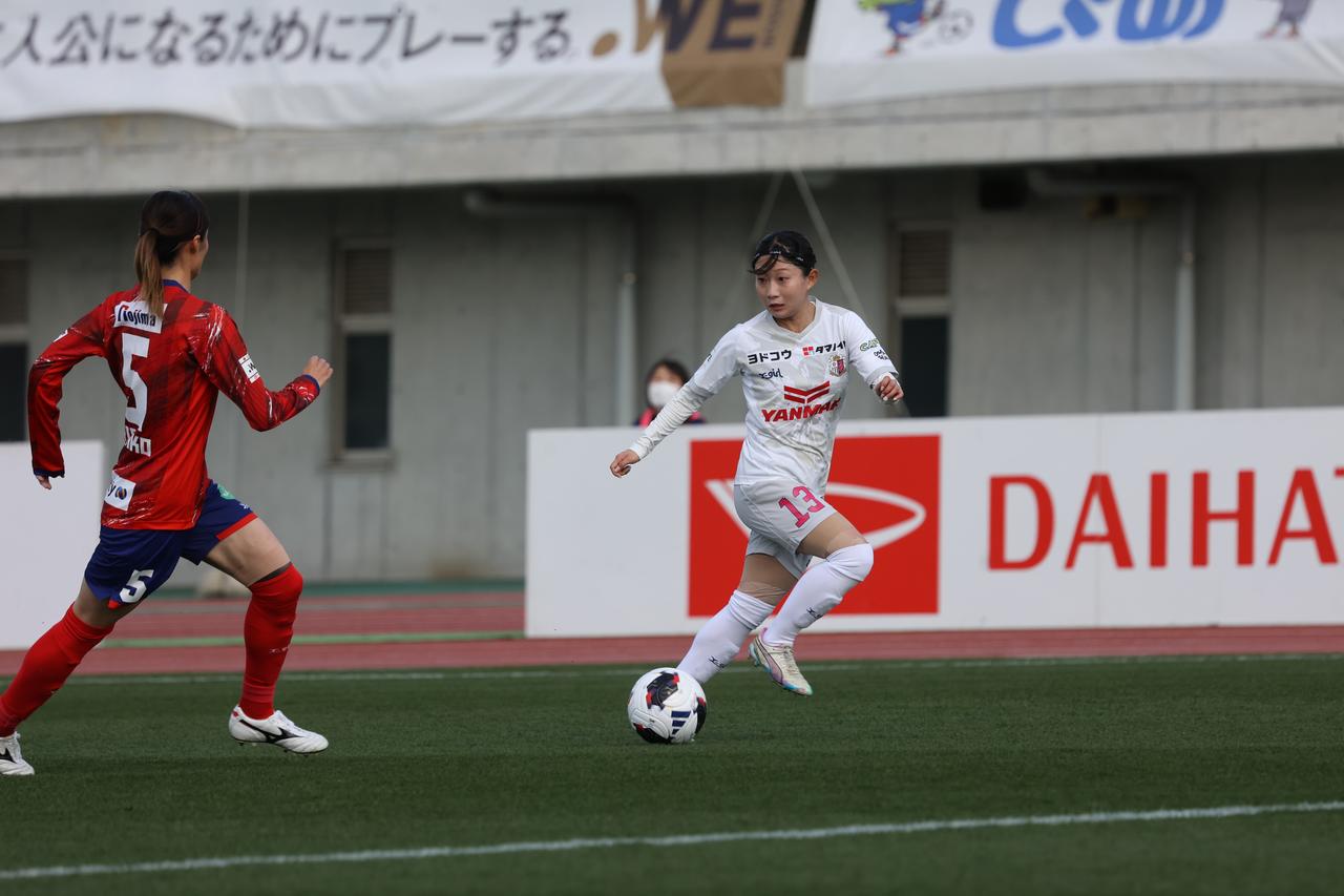 画像 : 7番目の画像 - 【写真】気温21・6度という暖かさの中で熱戦を繰り広げた、ノジマステラ神奈川相模原とセレッソ大阪ヤンマーレディース(写真◎森田将義) - サッカーマガジンWEB
