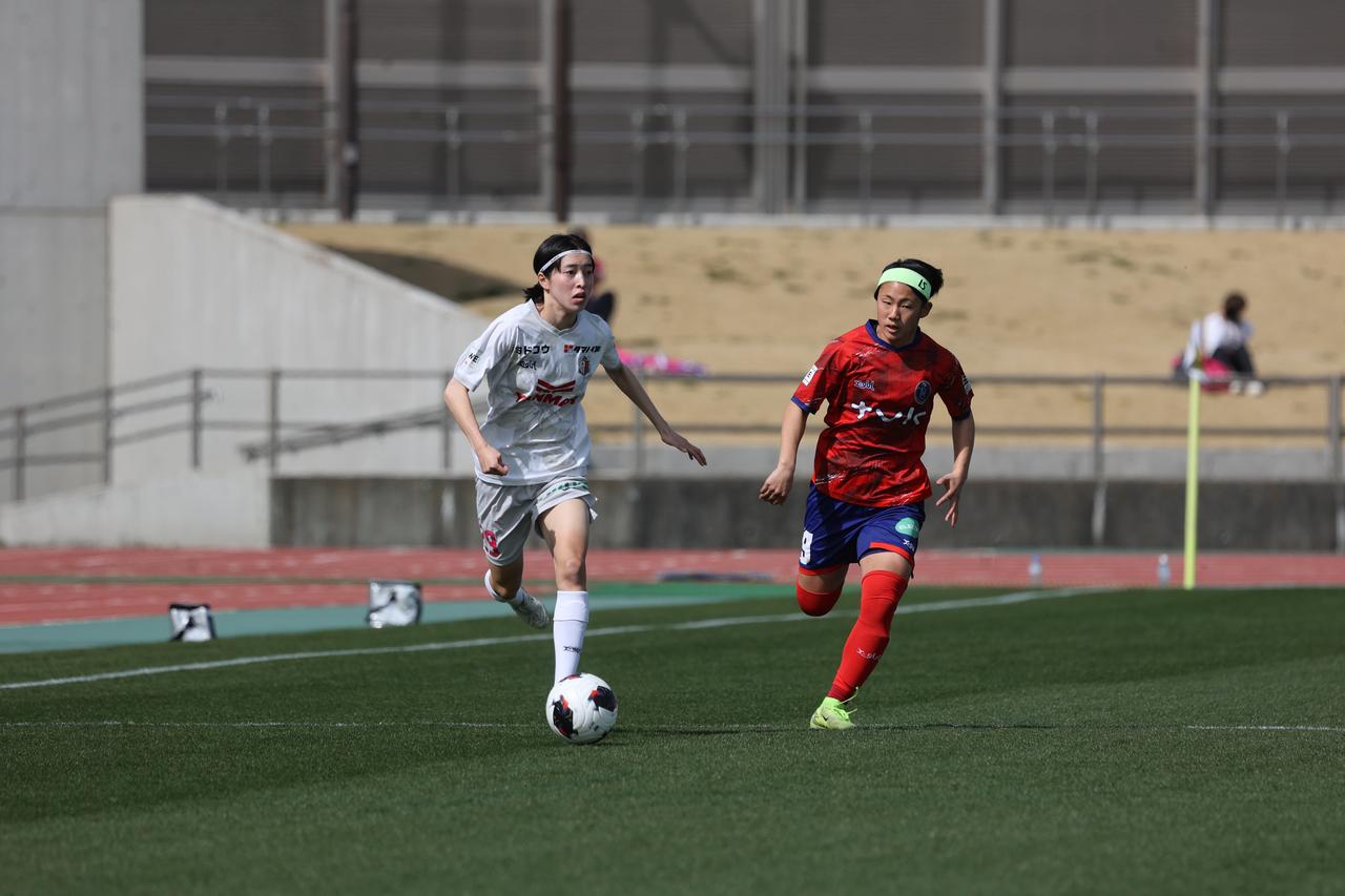 画像 : 1番目の画像 - 【写真】気温21・6度という暖かさの中で熱戦を繰り広げた、ノジマステラ神奈川相模原とセレッソ大阪ヤンマーレディース（写真◎森田将義） - サッカーマガジンWEB