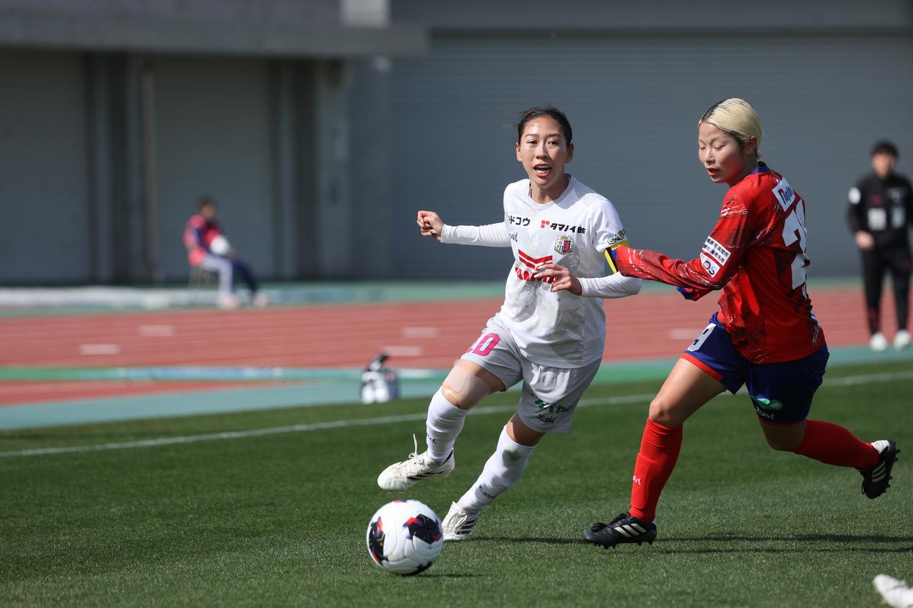 画像 : 10番目の画像 - 【写真】気温21・6度という暖かさの中で熱戦を繰り広げた、ノジマステラ神奈川相模原とセレッソ大阪ヤンマーレディース（写真◎森田将義） - サッカーマガジンWEB