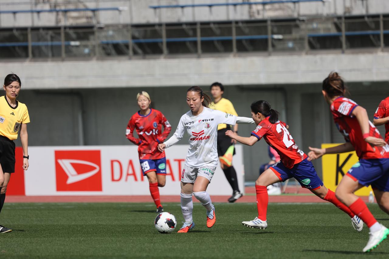 画像 : 2番目の画像 - 【写真】気温21・6度という暖かさの中で熱戦を繰り広げた、ノジマステラ神奈川相模原とセレッソ大阪ヤンマーレディース（写真◎森田将義） - サッカーマガジンWEB